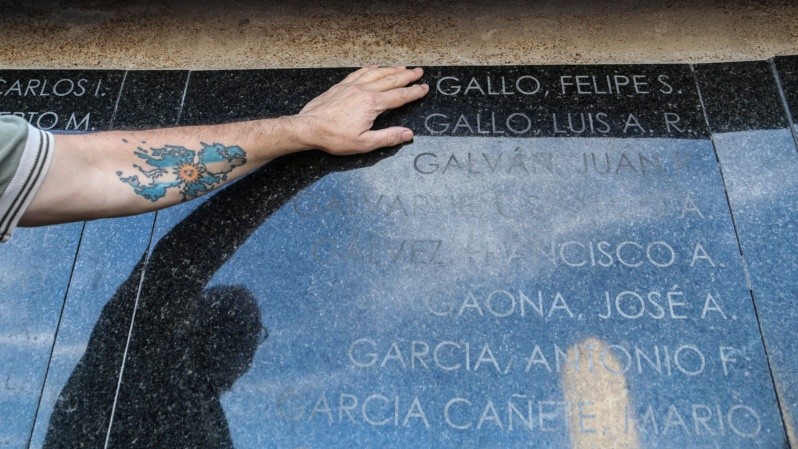 El nombre de Felipe Gallo está plasmado en el Monumento a los Caídos de Malvinas ubicado en el Parque a la Bandera. (Foto: Alan Monzón/Rosario3)