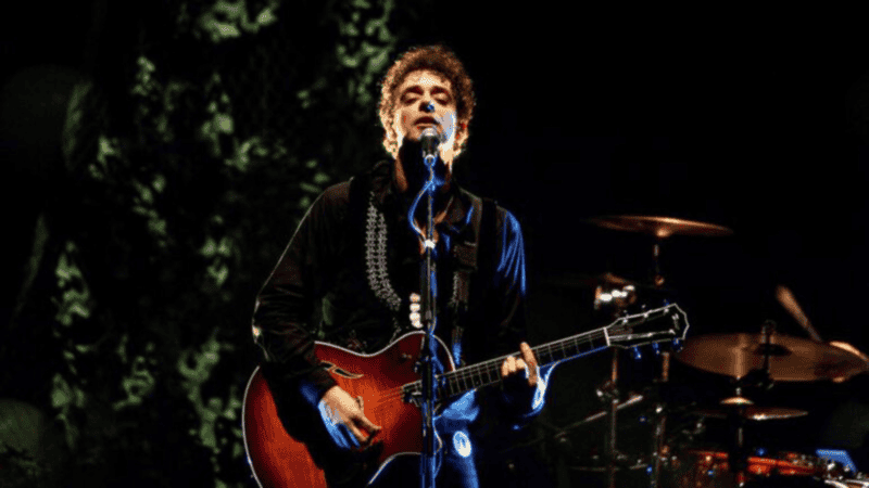 La impresionante voz que todos le reconocen hasta el presente, posiblemente haya terminado opacando al estupendo guitarrista que también fue Gustavo Cerati