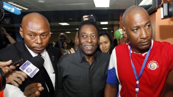 Pelé arribó el domingo a la capital cubana para un partido histórico.